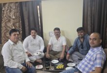 Photo of मित्रता के मिशाल है चारों मित्र…. मित्र नरेश के यहां हुआ डोडा व्यंजन पर स्कूली बाते और धमतरी विकास पर चर्चा।