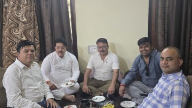 Photo of मित्रता के मिशाल है चारों मित्र…. मित्र नरेश के यहां हुआ डोडा व्यंजन पर स्कूली बाते और धमतरी विकास पर चर्चा।