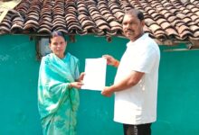 Photo of सालों से वंचित माया को आवास स्वीकृति का दस्तावेज , महापौर का संदेश लेकर पहुंचे पार्षद, चेहरा प्रफुल्लित खुद के घर का सपना पूरा होने रामू रोहरा और कुलेश सोनी का आभार व्यक्त कर दिया धन्यवाद