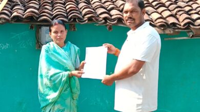 Photo of सालों से वंचित माया को आवास स्वीकृति का दस्तावेज , महापौर का संदेश लेकर पहुंचे पार्षद, चेहरा प्रफुल्लित खुद के घर का सपना पूरा होने रामू रोहरा और कुलेश सोनी का आभार व्यक्त कर दिया धन्यवाद