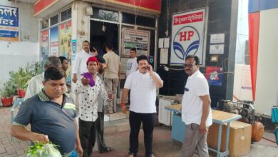 Photo of आर बी  पेट्रोल पंप और नंदा पेट्रोल पंप को बंद देखकर हुए महापौर रामू रोहरा नाराज