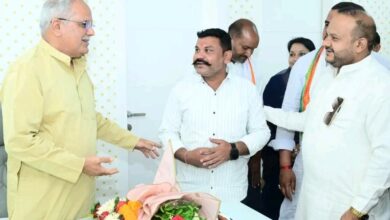 Photo of धमतरी : पूर्व मुख्यमंत्री भूपेश बघेल से मिले भखारा के नेताप्रतिपक्ष अविनाश गौर बिट्टू