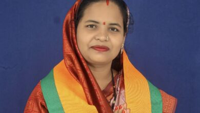 Photo of “रोते हुए माता-पिता की पीड़ा ने झकझोरा”: नगर पंचायत अध्यक्ष लुकेश्वरी थानसिंग निषाद ने छेड़ी नशा और जुआ के खिलाफ मुहिम