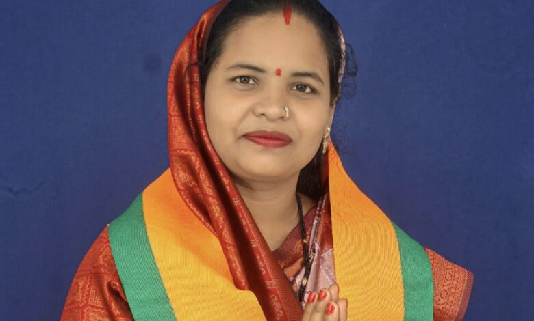Photo of “रोते हुए माता-पिता की पीड़ा ने झकझोरा”: नगर पंचायत अध्यक्ष लुकेश्वरी थानसिंग निषाद ने छेड़ी नशा और जुआ के खिलाफ मुहिम